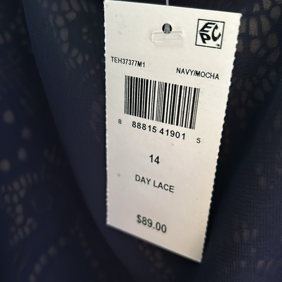 Connected Women's Lace Cold-Shoulder Cape Dress - Picture 6 of 7